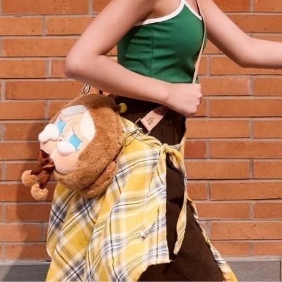 Pop Mart CRYBABY Crying Again Series-Big Head Bag(I'll Bring You a Flower) - Picture 3 of 6